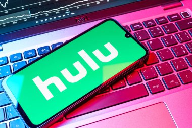 Prag, Çek Cumhuriyeti - 08 18 2025: Klavyede bir cep telefonu Hulu logosu sergiler. Hulu TV şovları, filmler ve canlı TV için bir yayın platformu..