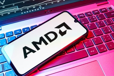 Prag, Çek Cumhuriyeti - 08 18 2025: Klavyede bir cep telefonu AMD logosu sergiler. AMD, işlemci ve işlemci üreten yarı iletken bir şirkettir..