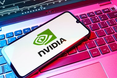 Prag, Çek Cumhuriyeti - 08 18 2025: Klavyede bir cep telefonu NVIDIA logosu sergiler. NVIDIA, GPU ve yapay zeka donanımı alanında uzmanlaşmış bir teknoloji şirketidir..