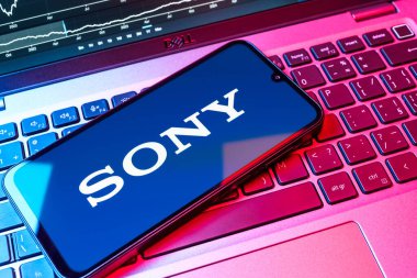 Prag, Çek Cumhuriyeti - 08 18 2025: Klavyede bir cep telefonu Sony logosunu gösteriyor. Sony elektronik, oyun ve eğlence üreten bir teknoloji şirketidir..