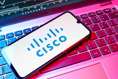 Prag, Çek Cumhuriyeti - 08 18 2025: Klavyede bir cep telefonu Cisco logosunu gösteriyor. Cisco ağ kurma ve iletişim çözümleri sağlayan bir teknoloji şirketi..