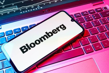 Prag, Çek Cumhuriyeti - 08 18 2025: Klavyede bir cep telefonu Bloomberg logosunu gösteriyor. Bloomberg finansal haberler, veriler ve analizler sağlayan bir şirkettir..
