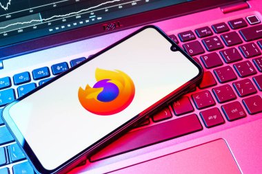 Prag, Çek Cumhuriyeti - 08 18 2025: Klavyede bir cep telefonu Firefox logosu sergiler. Firefox hızlı ve güvenli internet taraması için bir web tarayıcısıdır.