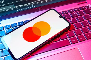 Prag, Çek Cumhuriyeti - 08 18 2025: Klavyede bir cep telefonu Mastercard logosu sergiler. Mastercard ödeme kartları ve hizmetler sağlayan bir finans şirketidir..