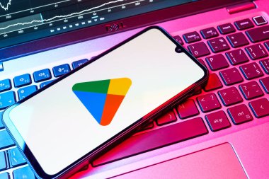 Prag, Çek Cumhuriyeti - 08 18 2025: Bir klavyede bir cep telefonu Google Play logosunu görüntüler. Google Play uygulamaları, oyunları ve dijital içeriği indirmek için bir platformdur.