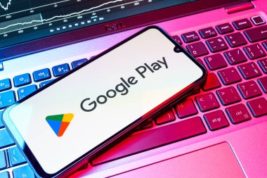 Prag, Çek Cumhuriyeti - 08 18 2025: Bir klavyede bir cep telefonu Google Play logosunu görüntüler. Google Play uygulamaları, oyunları ve dijital içeriği indirmek için bir platformdur.