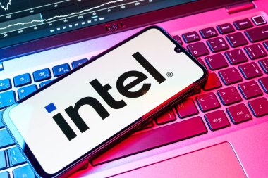 Prag, Çek Cumhuriyeti - 08 18 2025: Klavyede bir cep telefonu Intel logosunu gösterir. Intel işlemci ve bilgisayar donanımı üreten bir teknoloji şirketidir..