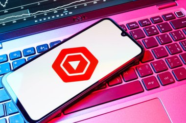 Prag, Çek Cumhuriyeti - 08 18 2025: Klavyede bir cep telefonu Youtube Studio logosu sergiliyor. Youtube Studio YouTube kanallarını yönetmek ve analiz etmek için bir platformdur.