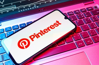 Prag, Çek Cumhuriyeti - 08 18 2025: Klavyede bir cep telefonu Pinterest logosunu gösteriyor. Pinterest fikirleri görsel olarak keşfetmek ve kaydetmek için bir platformdur..