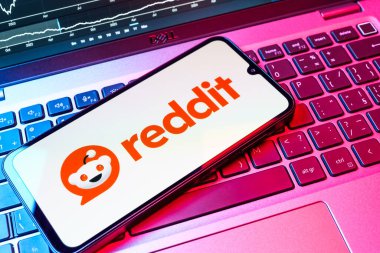 Prag, Çek Cumhuriyeti - 08 18 2025: Klavyede bir cep telefonu Reddit logosu sergiler. Reddit tartışma, haber ve toplum içeriği için bir platformdur.