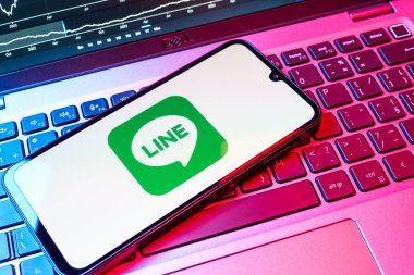 Prag, Çek Cumhuriyeti - 08 18 2025: Klavyede bir cep telefonu Hattı logosunu gösterir. Line aramalar, mesajlar ve çokluortam paylaşımı için bir mesajlaşma uygulamasıdır.