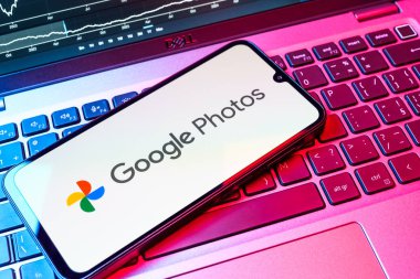 Prag, Çek Cumhuriyeti - 08 18 2025: Bir klavyede bir cep telefonu Google Photos logosunu görüntüler. Google Fotoğrafları fotoğraf ve videoları saklamak ve düzenlemek için bir platformdur.