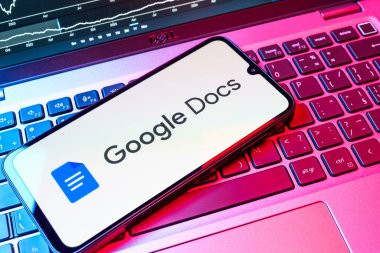 Prag, Çek Cumhuriyeti - 08 18 2025: Google Docs logosunu gösteren bir cep telefonu. Google Docs metin belgeleri oluşturmak ve düzenlemek için bir platformdur.