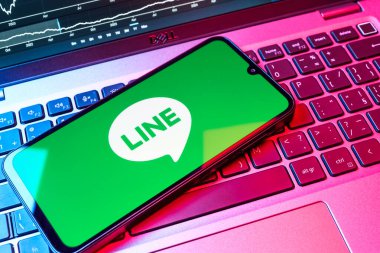 Prag, Çek Cumhuriyeti - 08 18 2025: Klavyede bir cep telefonu Hattı logosunu gösterir. Line aramalar, mesajlar ve çokluortam paylaşımı için bir mesajlaşma uygulamasıdır.