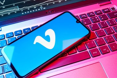 Prag, Çek Cumhuriyeti - 08 18 2025: Klavyede bir cep telefonu Vimeo logosu sergiler. Vimeo, yüksek kaliteli video sunucu ve paylaşımı için bir platformdur.