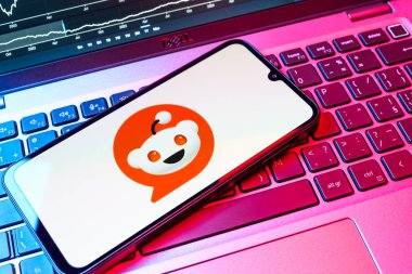 Prag, Çek Cumhuriyeti - 08 18 2025: Klavyede bir cep telefonu Reddit logosu sergiler. Reddit tartışma, haber ve toplum içeriği için bir platformdur.