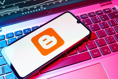 Prag, Çek Cumhuriyeti - 08 18 2025: Klavyede bir cep telefonu Blogger logosunu gösterir. Blogger blog oluşturma ve yayınlama için bir platformdur.