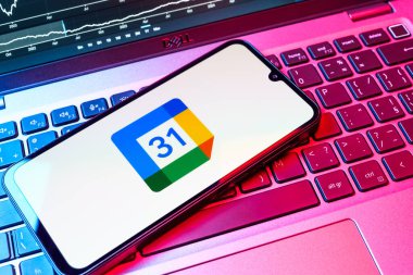 Prag, Çek Cumhuriyeti - 08 18 2025: Klavyede bir cep telefonu Google Takvim logosunu görüntüler. Google Takvimi olayları zamanlamak ve yönetmek için bir platformdur.