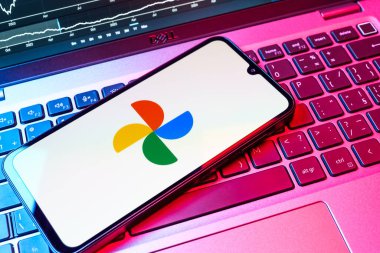 Prag, Çek Cumhuriyeti - 08 18 2025: Bir klavyede bir cep telefonu Google Photos logosunu görüntüler. Google Fotoğrafları fotoğraf ve videoları saklamak ve düzenlemek için bir platformdur.