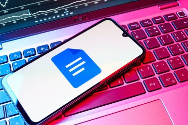 Prag, Çek Cumhuriyeti - 08 18 2025: Google Docs logosunu gösteren bir cep telefonu. Google Docs metin belgeleri oluşturmak ve düzenlemek için bir platformdur.