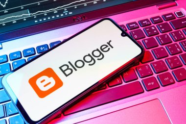 Prag, Çek Cumhuriyeti - 08 18 2025: Klavyede bir cep telefonu Blogger logosunu gösterir. Blogger blog oluşturma ve yayınlama için bir platformdur.