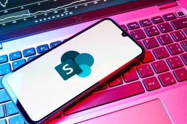 Prag, Çek Cumhuriyeti - 08 18 2025: Klavyede bir cep telefonu Microsoft Sharepoint logosunu gösteriyor. Microsoft Sharepoint işbirliği ve belge yönetimi için bir platformdur.