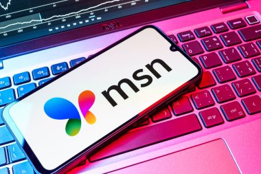 Prag, Çek Cumhuriyeti - 08 18 2025: Klavyede bir cep telefonu MSN logosu sergiler. MSN haber, e-posta ve çevrimiçi hizmetler için bir platformdur.