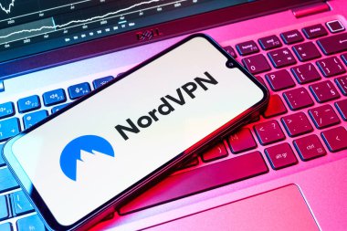 Prag, Çek Cumhuriyeti - 08 18 2025: Klavyede bir cep telefonu NordVPN logosu sergiler. NordVPN güvenli ve özel internet taraması için bir platformdur.