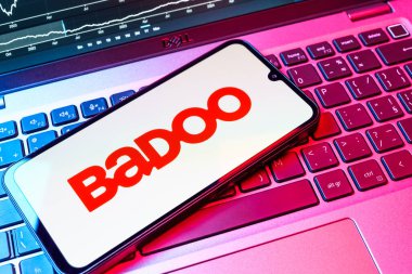Prag, Çek Cumhuriyeti - 08 18 2025: Klavyede bir cep telefonu Badoo logosu sergiler. Badoo insanlarla tanışmak ve iletişim kurmak için bir randevu uygulaması..
