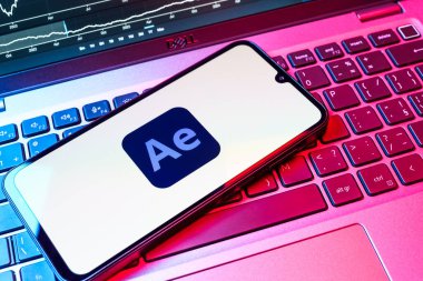 Prag, Çek Cumhuriyeti - 08 18 2025: Bir klavye üzerindeki cep telefonu Efekt Sonrası logosunu gösteriyor. After Effects hareket grafikleri ve görsel efektler için bir yazılımdır..