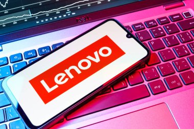Prag, Çek Cumhuriyeti - 08 18 2025: Klavyede bir cep telefonu Lenovo logosunu gösteriyor. Lenovo bilgisayar ve elektronik üreten bir teknoloji şirketidir..