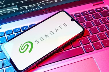 Prag, Çek Cumhuriyeti - 08 18 2025: Klavyede bir cep telefonu Seagate logosunu gösteriyor. Seagate sabit disk ve depolama çözümleri üreten bir şirkettir..