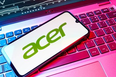 Prag, Çek Cumhuriyeti - 08 18 2025: Klavyede bir cep telefonu Acer logosunu gösterir. Acer bilgisayar ve elektronik üreten bir teknoloji şirketidir..