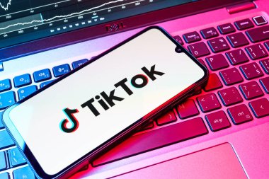 Prag, Çek Cumhuriyeti - 08 18 2025: Klavyede bir cep telefonu TikTok logosunu gösterir. TikTok kısa, yaratıcı ve viral video platformu.