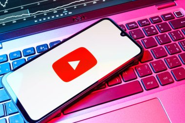 Prag, Çek Cumhuriyeti - 08 18 2025: Klavyede bir cep telefonu Youtube logosu sergiler. Youtube dünya çapında videoları izlemek ve paylaşmak için bir platform.