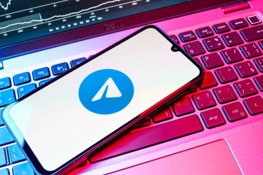Prag, Çek Cumhuriyeti - 08 18 2025: Klavyede bir cep telefonu Telegram logosunu görüntüler. Telgraf hızlı ve güvenli iletiler için bir uygulamadır.