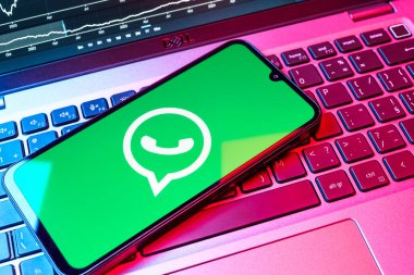 Prag, Çek Cumhuriyeti - 08 18 2025: Klavyede WhatsApp logosu gösteren bir cep telefonu. WhatsApp mesaj, çağrı ve medya göndermek için bir uygulamadır.