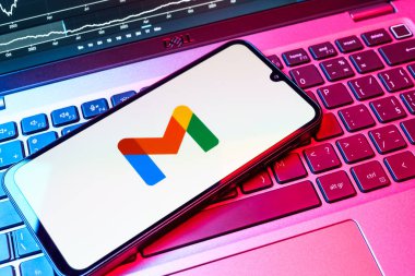 Prag, Çek Cumhuriyeti - 08 18 2025: Bir klavyede bir cep telefonu Google Gmail logosunu görüntüler. Google Gmail, mesaj göndermek ve almak için kullanılan bir e-posta servisidir..