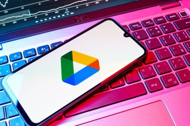 Prag, Çek Cumhuriyeti - 08 18 2025: Bir klavyede bir cep telefonu Google Drive logosu görüntüler. Google Drive dosyaları çevrimiçi depolamak ve paylaşmak için bir platformdur.