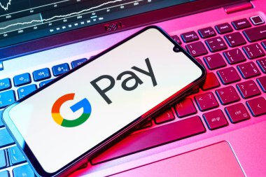 Prag, Çek Cumhuriyeti - 08 18 2025: Google Pay logosunu gösteren bir cep telefonu. Google Pay kolay ve güvenli dijital ödemeler için bir platformdur.