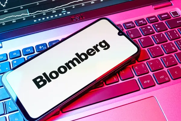 Prag, Çek Cumhuriyeti - 08 18 2025: Klavyede bir cep telefonu Bloomberg logosunu gösteriyor. Bloomberg finansal haberler, veriler ve analizler sağlayan bir şirkettir..