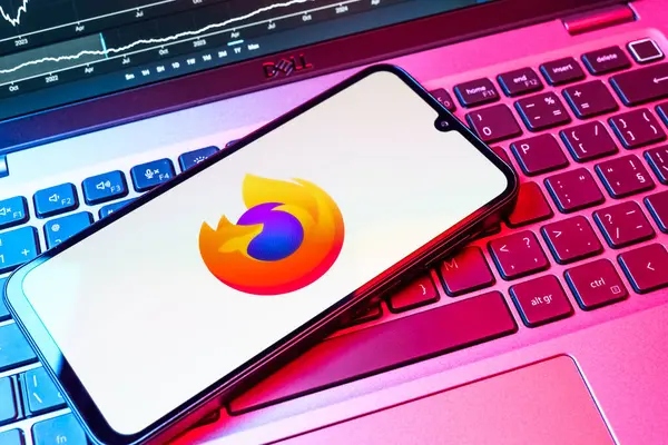 Prag, Çek Cumhuriyeti - 08 18 2025: Klavyede bir cep telefonu Firefox logosu sergiler. Firefox hızlı ve güvenli internet taraması için bir web tarayıcısıdır.