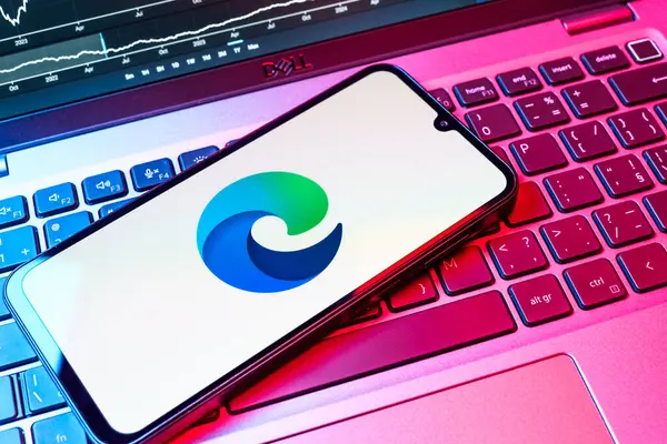 Prag, Çek Cumhuriyeti - 08 18 2025: Klavyede Edge logosunu gösteren bir cep telefonu. Edge, Microsoft tarafından Windows aygıtları için geliştirilen bir web tarayıcısıdır..