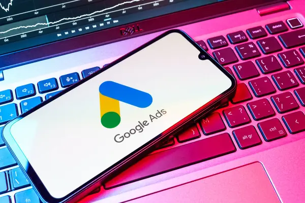 Prag, Çek Cumhuriyeti - 08 18 2025: Bir klavyede bir cep telefonu Google Ads logosu görüntüler. Google Reklamları, çevrimiçi reklamlar yaratmak ve yönetmek için bir platformdur.