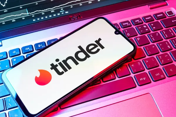 Prag, Çek Cumhuriyeti - 08 18 2025: Tinder logosu klavyede bir cep telefonunda görülüyor. Tinder insanları eşleştirmek ve bağlamak için bir randevu uygulaması.