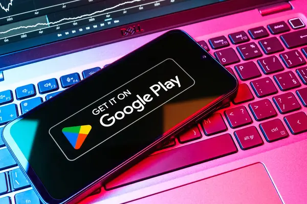 Prag, Çek Cumhuriyeti - 08 18 2025: Bir klavyede bir cep telefonu Google Play logosunu görüntüler. Google Play uygulamaları, oyunları ve dijital içeriği indirmek için bir platformdur.