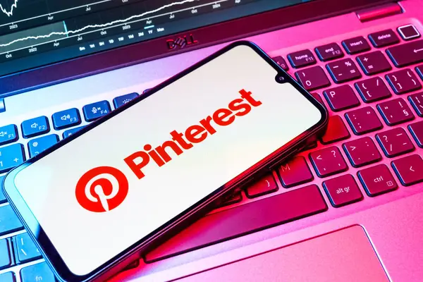 Prag, Çek Cumhuriyeti - 08 18 2025: Klavyede bir cep telefonu Pinterest logosunu gösteriyor. Pinterest fikirleri görsel olarak keşfetmek ve kaydetmek için bir platformdur..