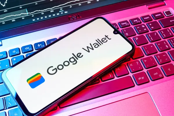 Prag, Çek Cumhuriyeti - 08 18 2025: Bir klavyede bir cep telefonu Google Cüzdan logosunu görüntüler. Google Cüzdanı dijital ödeme yöntemlerini depolamak ve kullanmak için bir platformdur.