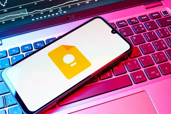 Prag, Çek Cumhuriyeti - 08 18 2025: Klavyede bir cep telefonu Google Keep logosunu gösteriyor. Google Keep notlar, listeler ve hatırlatıcılar için bir platformdur.