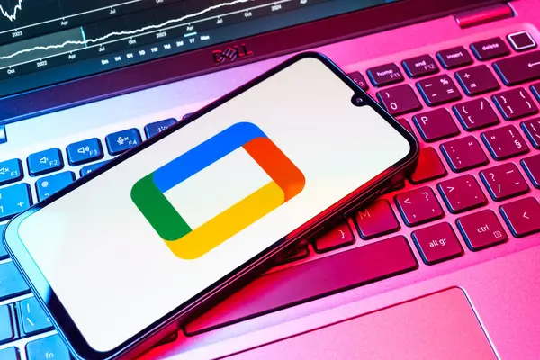 Prag, Çek Cumhuriyeti - 08 18 2025: Bir klavyede bir cep telefonu Google TV logosu görüntüler. Google TV film, program ve uygulamalar için bir platformdur..